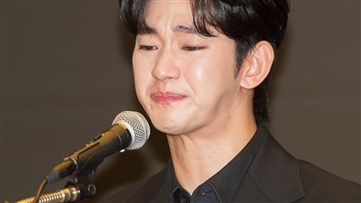 كيم سوهيون يدافع عن نفسه بالدموع بعد شائعات مواعدته للراحلة كيم ساي رون (فيديو)