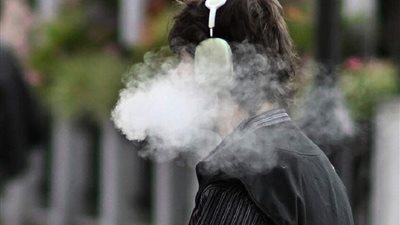 خبير أورام: السجائر الإلكترونية والتقليدية تحتوي على نفس المواد المسرطنة