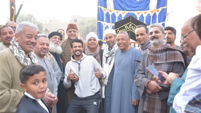 قس يوزع عيدية على الأطفال في أول أيام عيد الفطر بقنا (صور) 