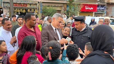 مدير أمن الأقصر يوزع عيدية عيد الفطر على الأطفال (صور)