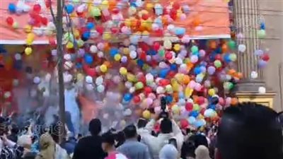 إلقاء البلالين على الأهالي في شبين الكوم بالمنوفية احتفالا بالعيد (فيديو)