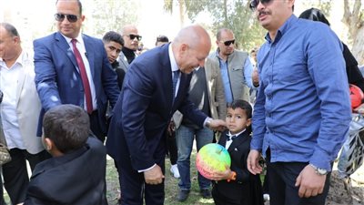 محافظ القاهرة يشارك المواطنين الاحتفال بعيد الفطر في الحديقة الدولية 