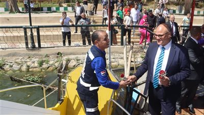 محافظ القليوبية يتفقد حدائق القناطر الخيرية ويقدم الورود للمواطنين (صور) 