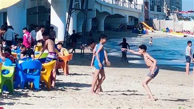 شواطئ الإسكندرية تستقبل المحتفلين بعيد الفطر رغم برودة الطقس (صور)