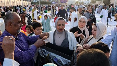 توزيع الهدايا على المواطنين والأطفال بمحافظة الإسماعيلية (صور) 