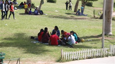 إقبال كثيف من العائلات على الحديقة الدولية في أول أيام عيد الفطر (صور)