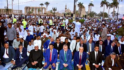 محافظ الأقصر يهنئ المواطنين عقب صلاة عيد الفطر المبارك بساحة سيدي أبو الحجاج