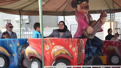 رغم ارتفاع درجات الحرارة، إقبال على الملاهي بالحديقة الدولية في أول أيام العيد (صور)