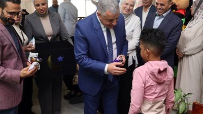 محافظ الإسماعيلية يحتفل بالعيد مع أبناء دور الرعاية (صور) 