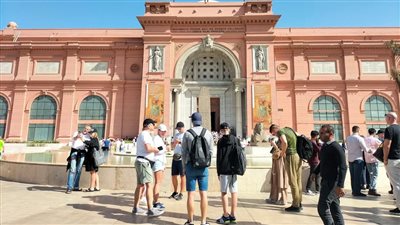 إقبال كبير من الزائرين على المتحف المصري بالتحرير في أول أيام عيد الفطر (صور)