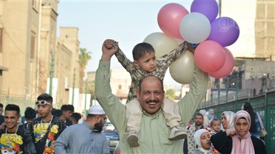 بهجة العيد في شوارع مصر.. القاهرة تتزين بمظاهر الاحتفال.. والصعيد يتألق بالعادات والتقاليد (فيديو صور)