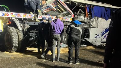 مصرع وإصابة 4 أشخاص في اصطدام أتوبيس بسيارتين على طريق الجلالة 