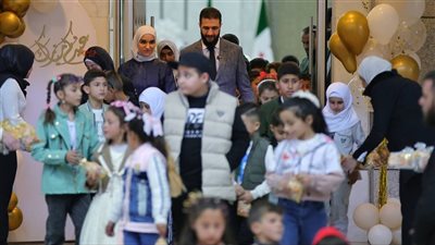 الشرع يحتفل مع أبناء الشهداء بعيد الفطر في قصر الشعب (الصور)