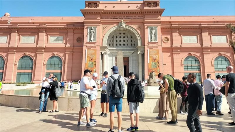إقبال الزائرين علي