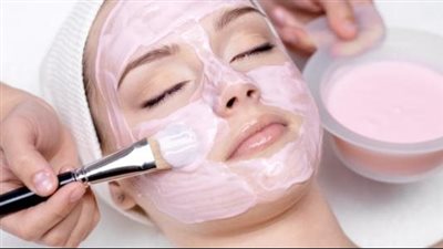 قناع النشا وماء الورد لتفتيح البشرة في العيد