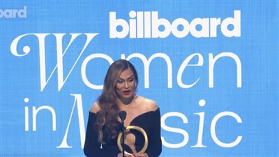 والدة بيونسيه تتسلم جائزة 