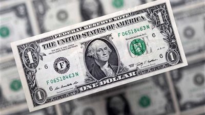 قفزة مفاجأة لـ الدولار بعد تراجع ترامب عن تهديده بإقالة جيروم باول