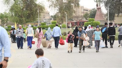 إقبال متزايد من العائلات على الحديقة الدولية في ثاني أيام عيد الفطر (صور) 