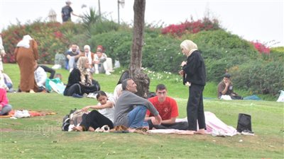 العائلات تفترش الأرض في ثاني أيام العيد بحديقة الأزهر (صور)