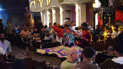 التنورة وأبو طويلة، شاهد أبرز مظاهر الاحتفال بعيد الفطر في شارع المعز 