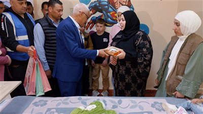 محافظ شمال سيناء يوزع الهدايا على المصابين الفلسطينيين ومرافقيهم بمستشفى العريش 