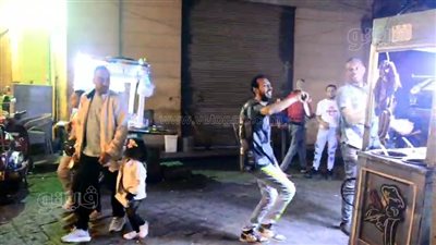 بائع كبدة يجذب الأنظار في وصلة رقص على أغاني المهرجانات بشارع المعز (فيديو وصور)