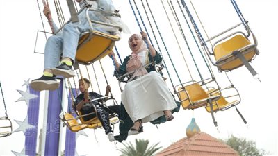 إقبال الأطفال على الملاهي في الحديقة الدولية احتفالا بثاني أيام عيد الفطر (صور)