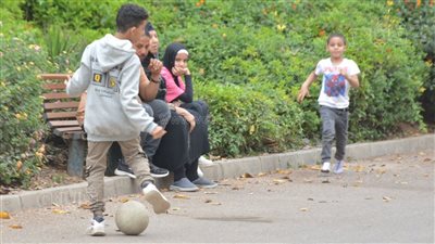 كرة القدم تتصدر المشهد بحديقة الأزهر في ثاني أيام عيد الفطر (صور) 