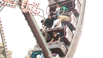 احتفالات المصريين في ثاني أيام عيد الفطر بالقاهرة والجيزة.. إقبال المواطنين على الحدائق.. هدوء في منطقة وسط البلد.. وكرة القدم أبرز الألعاب في المتنزهات 