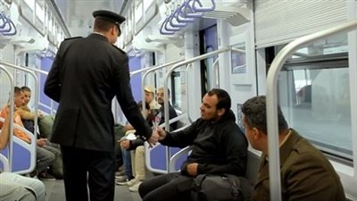 رجال الشرطة يشاركون المواطنين الاحتفال بعيد الفطر ويوزعون الهدايا عليهم (صور)