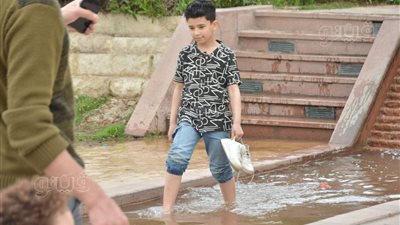 هربًا من الحر، الأطفال يلعبون بنافورة حديقة الأزهر بثاني أيام عيد الفطر (صور)