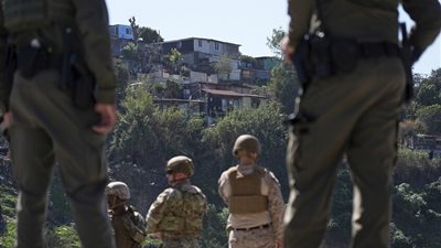 أمريكا ترحل 100 ألف مهاجر منذ عودة ترامب للبيت الأبيض