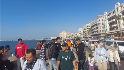 كورنيش الإسكندرية فسحة الغلابة في عيد الفطر (فيديو) 