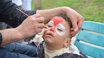 الرسم على الوجه بالألوان، أبرز مظاهر احتفال الأطفال بعيد الفطر (صور) 