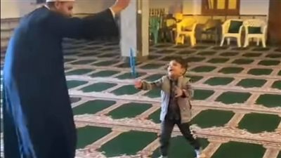 إمام مسجد بالإسماعيلية يوضح حقيقة فيديو لعب طفل بالبالون بعد صلاة العيد (صور) 