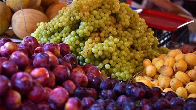 البرقوق يبدأ من 50 جنيها، أسعار الفاكهة في سوق العبور