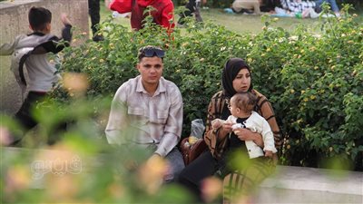 العائلات تتصدر المشهد، لقطات من احتفال المواطنين بعيد الفطر المبارك في الحدائق