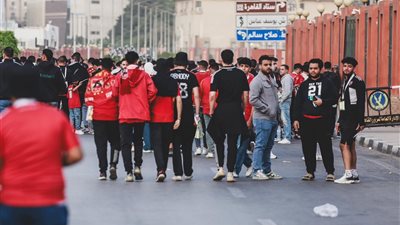 جماهير الأهلي تتوافد على ستاد القاهرة قبل لقاء الهلال السوداني (فيديو وصور)
