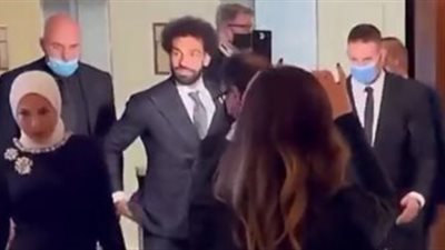 محمد صلاح يصل موناكو رفقة زوجته لحضور حفل القدم الذهبية | فيديو