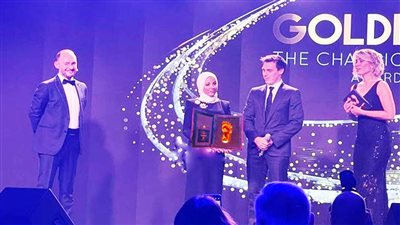 رغم وجوده.. زوجة محمد صلاح تتسلم جائزة القدم الذهبية نيابة عنه | فيديو وصور