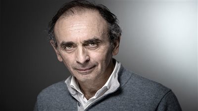 مثير للجدل ومديرة حملته حامل منه.. 