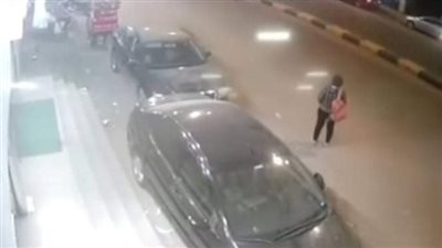 سيارة طائشة تدهس فتاة أثناء وقوفها على جانب الطريق ببنها