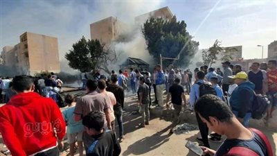 حريق يلتهم كشك في العاشر من رمضان.. والسبب ماس كهربائي|صور