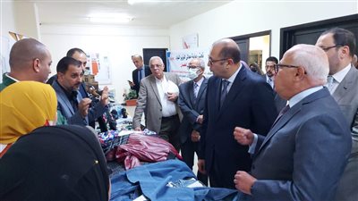 محافظ بورسعيد يتفقد معرض المشروعات الصغيرة والحرف التراثية ويؤكد دعمه للمنتج المحلي | صور