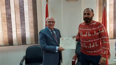 محافظ بورسعيد يكرم المشاركين بمعرض المشروعات الصغيرة والحرف التراثية | صور