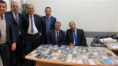 ضبط راكبتين حاولتا تهريب 161 هاتفًا محمولًا حول جسدهما بمطار القاهرة