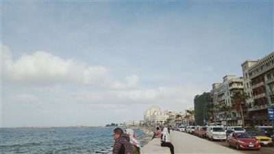 بث مباشر.. غيوم وارتفاع الأمواج في الإسكندرية