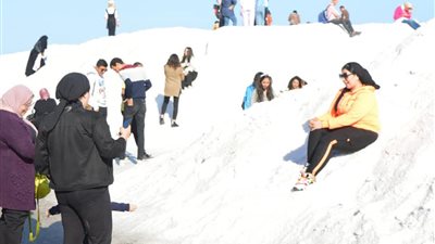 جبال الملح في بور فؤاد.. مزار هواة التزحلق ومحبي التقاط الصور التذكارية 