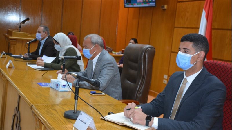 محافظ القليوبية يناقش