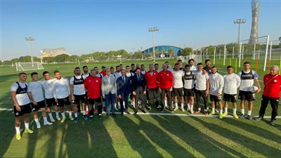 وزير الرياضة يلتقي لاعبي المنتخب ويحثهم على الفوز بكأس العرب